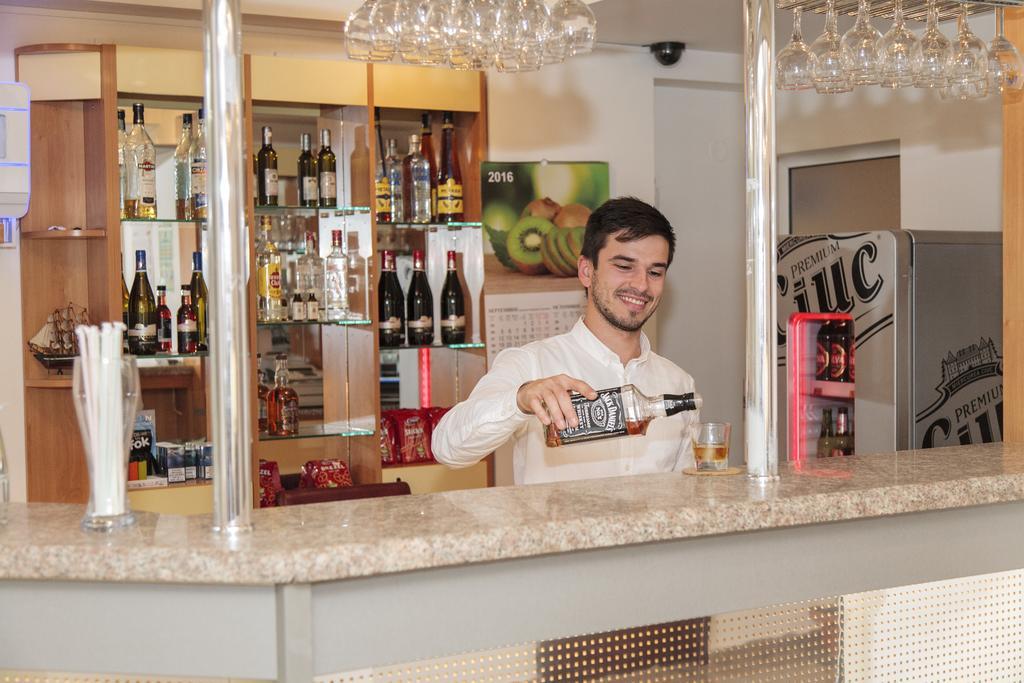 Plus Hotel Craiova Eksteriør bilde